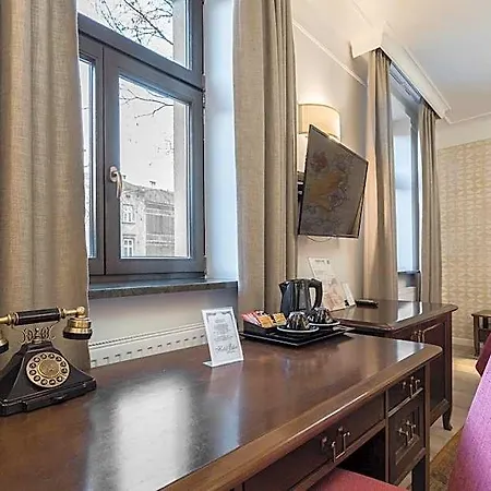 Ester Hotel