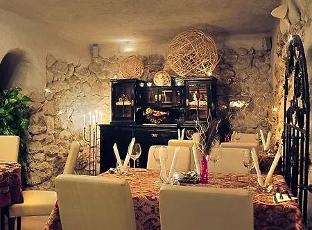 Ester Hotel
